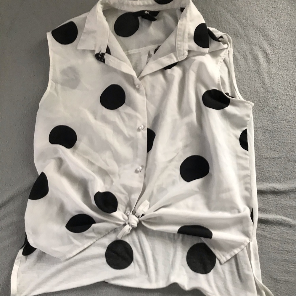 Black and white sleeveless blouse.